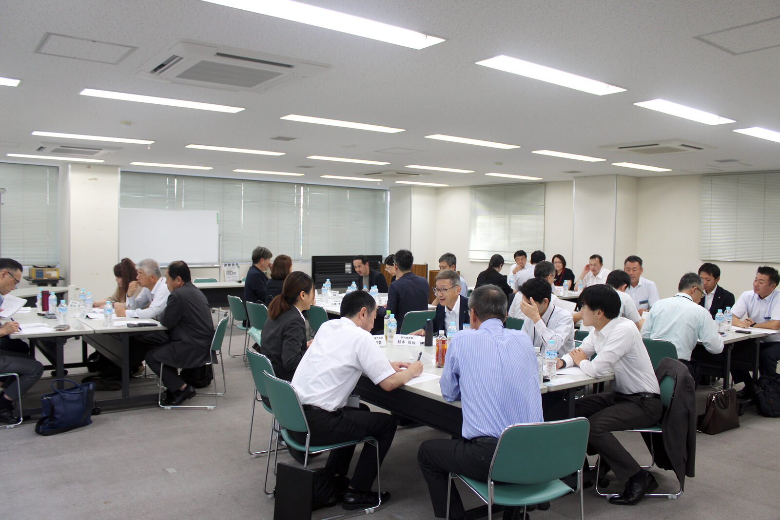会議室で机を囲み、教育・行政関係者と意見を交わす会員の様子
