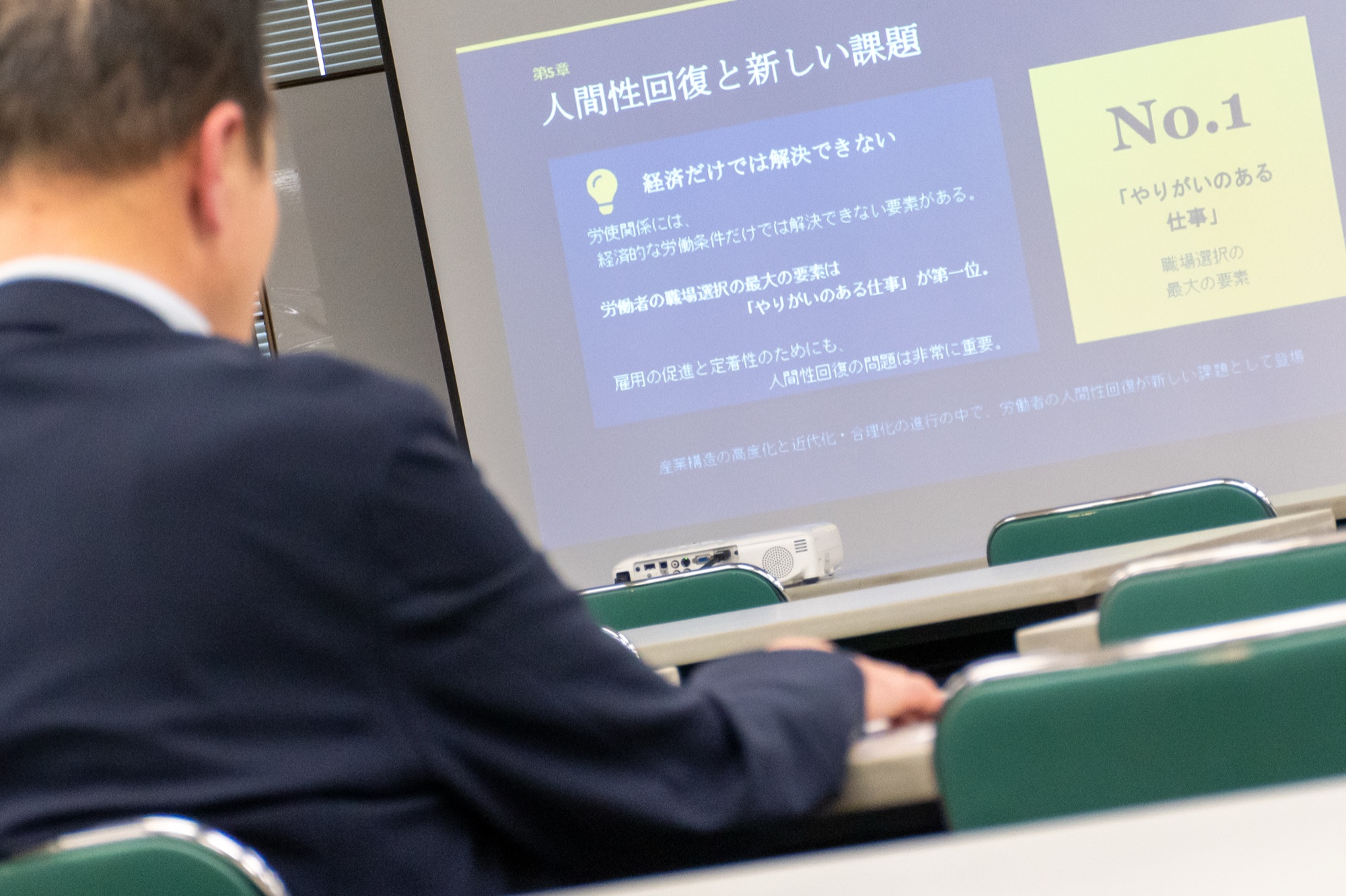 福島支部の例会で語り合う会員の様子