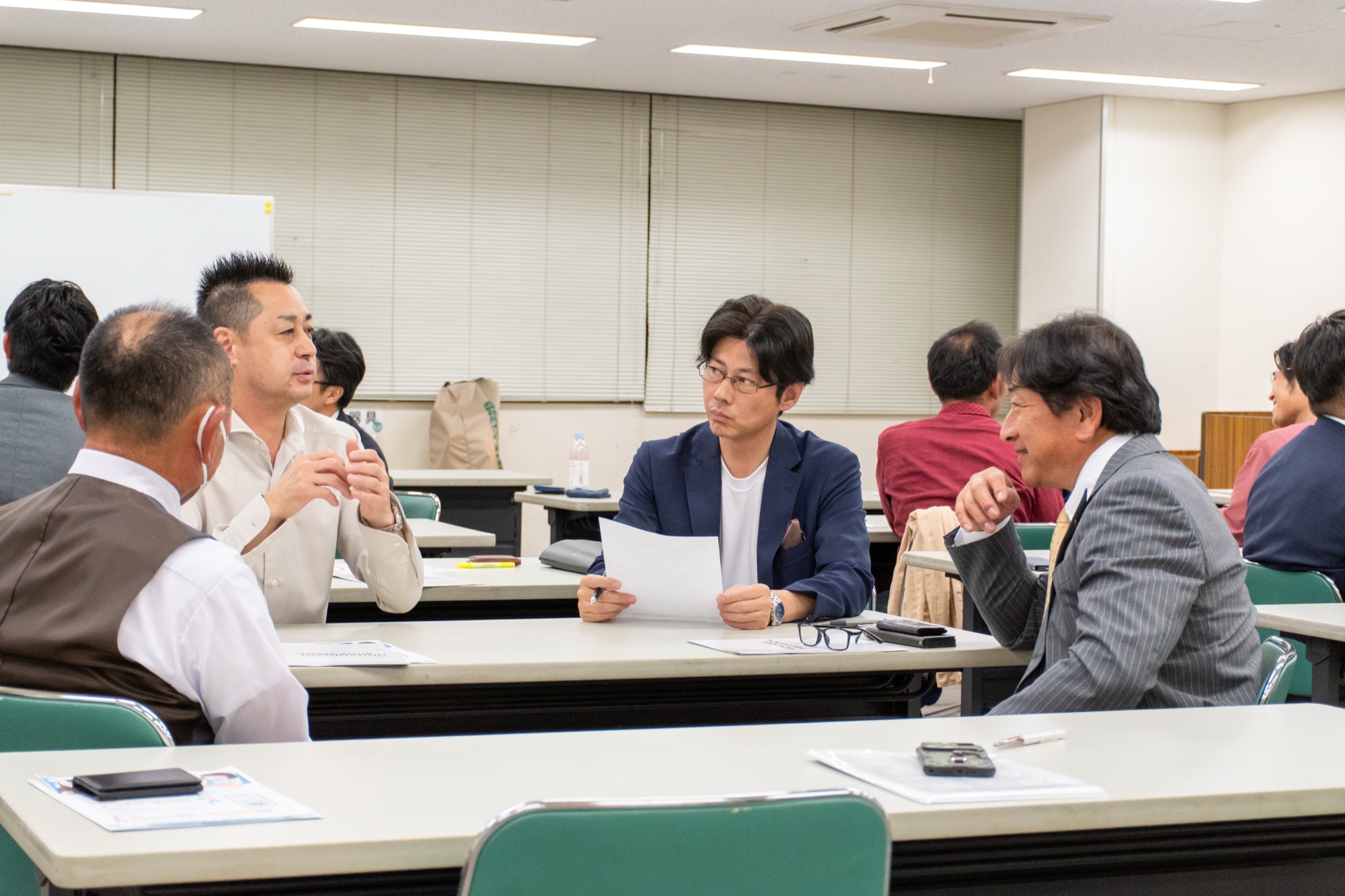 福島支部の例会・グループ討論の様子