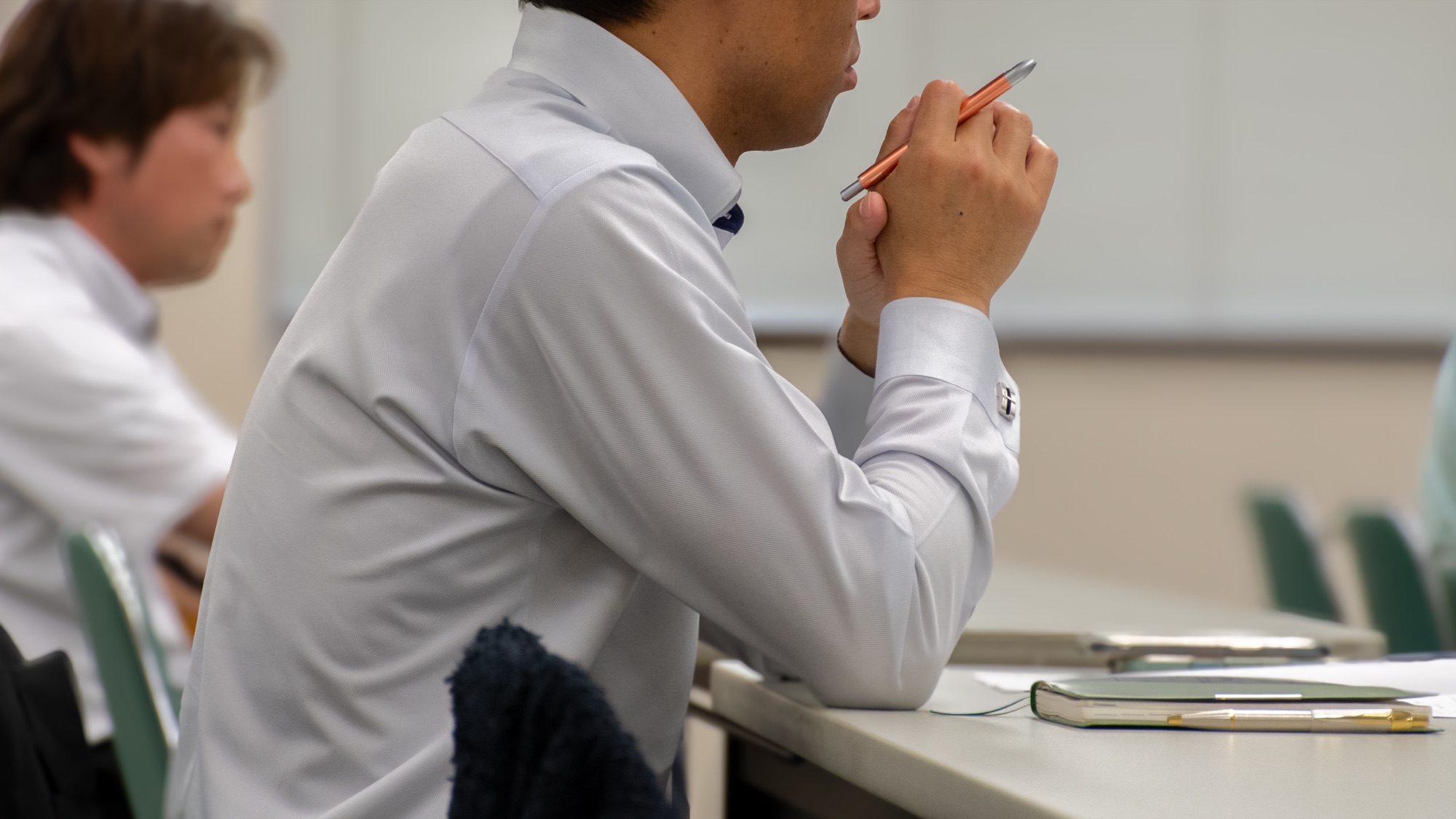 研究グループで語り合う会員の様子